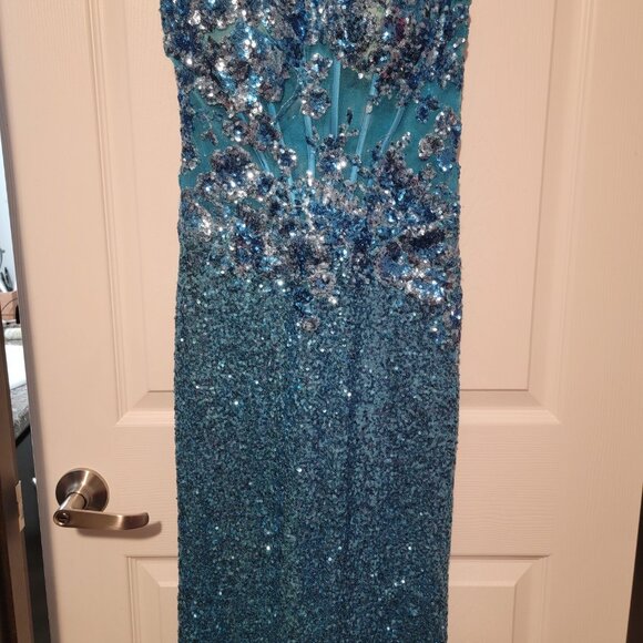 Sequins gown - Picture 2 of 3